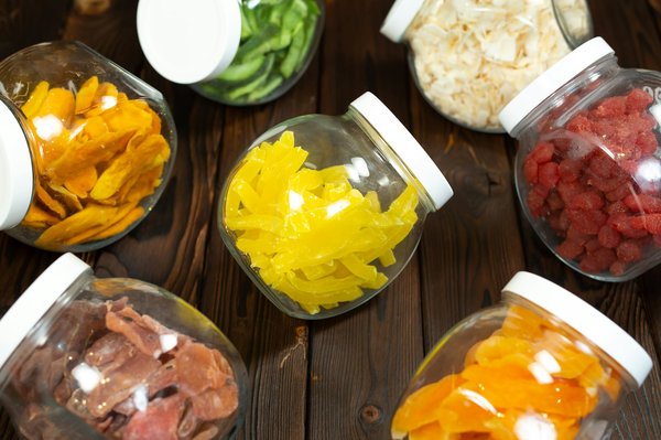 Comment la nutrition des athlètes de sports d'hiver doit-elle varier en fonction des conditions climatiques ?